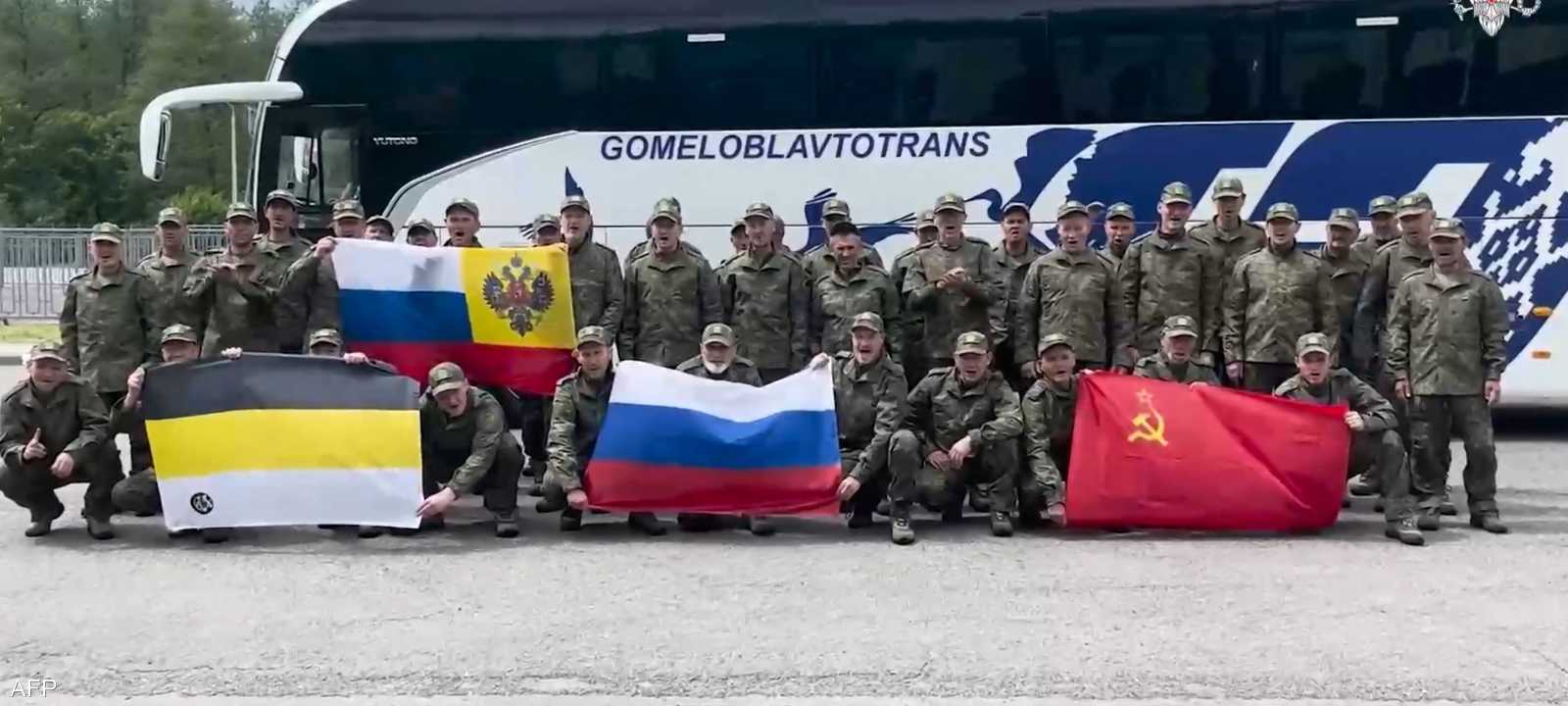 أسرى حرب روس عائدون يحملون الأعلام الروسية والسوفياتية