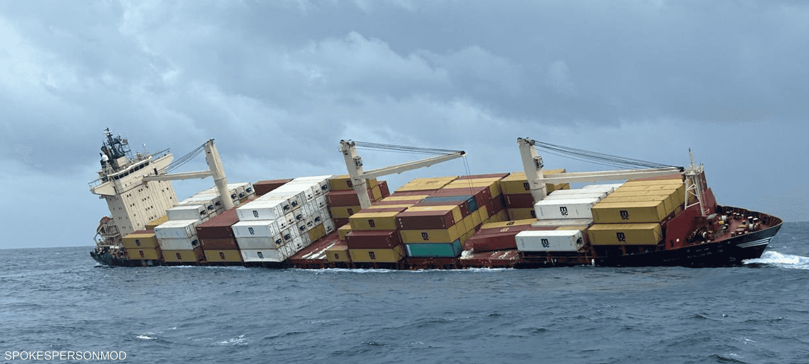 غرقت السفينة وعلى متنها 640 حاوية