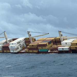 غرقت السفينة وعلى متنها 640 حاوية
