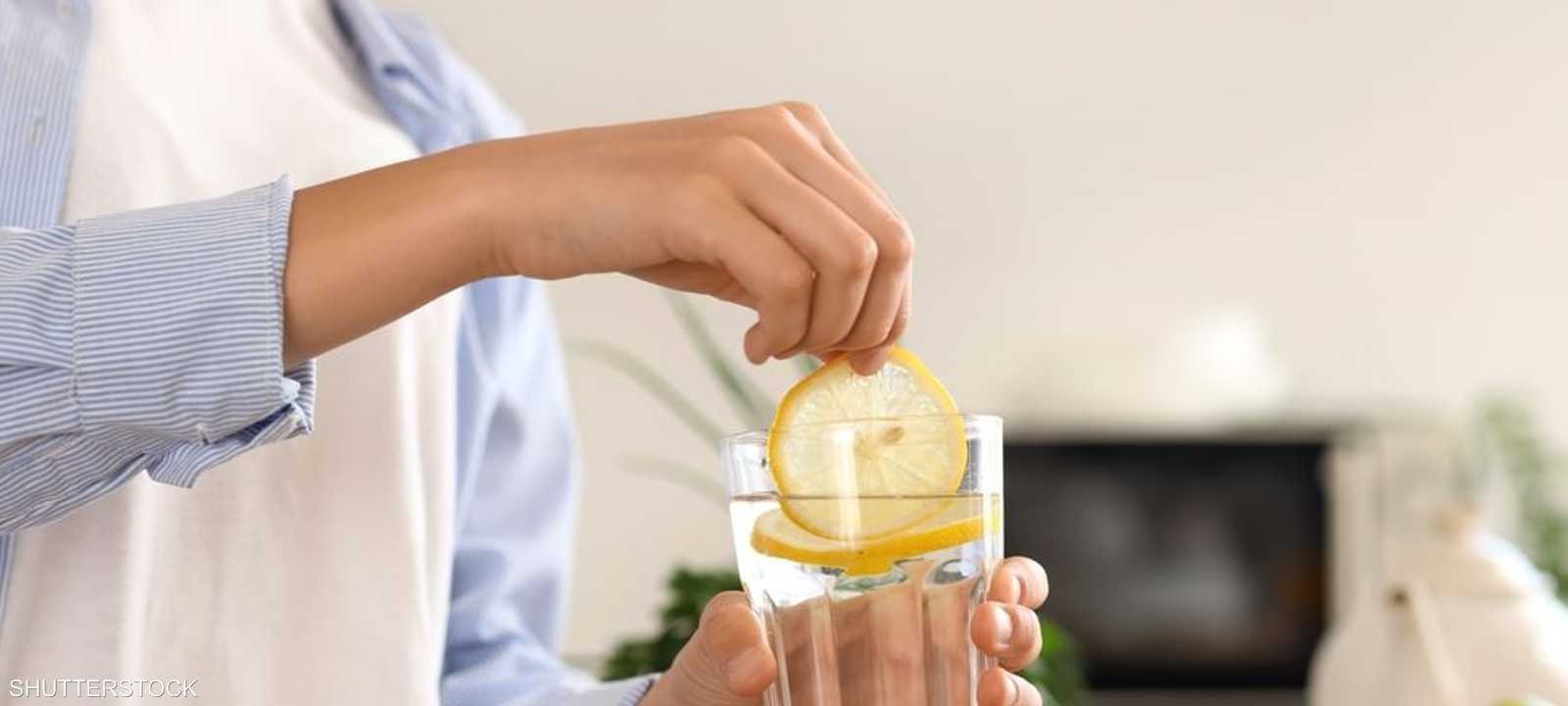 لشرب الماء مع الليمون فوائد عديدة.. أرشيفية