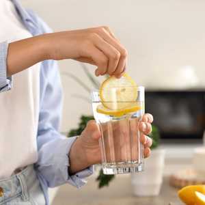 لشرب الماء مع الليمون فوائد عديدة.. أرشيفية