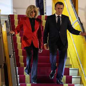 ماكرون ينفي الصفعة ويؤكد أنه وزوجته كانا في حالة مزاح