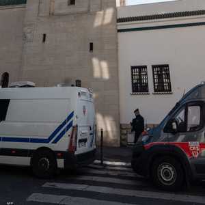 قوات أمن فرنسية خارج مسجد في باريس.. أرشيفية