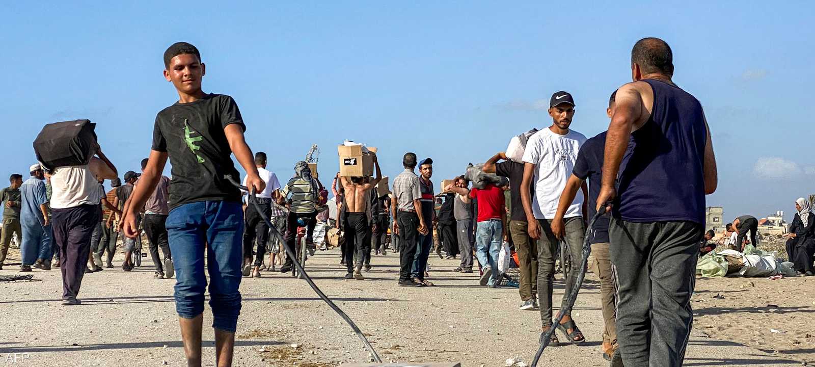 تدفقت حشود الجائعين في غزة للحصول على المساعدات
