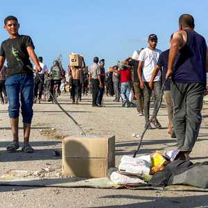 تدفقت حشود الجائعين في غزة للحصول على المساعدات