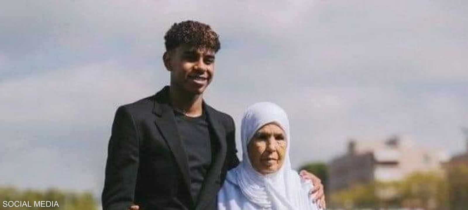 لامين مع جدته فاطمة