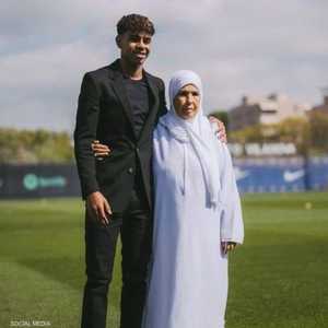 لامين مع جدته فاطمة