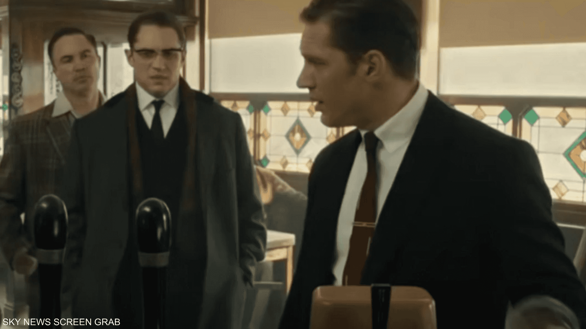 نجوم يلعبون دور شخصيتين بفيلم واحد