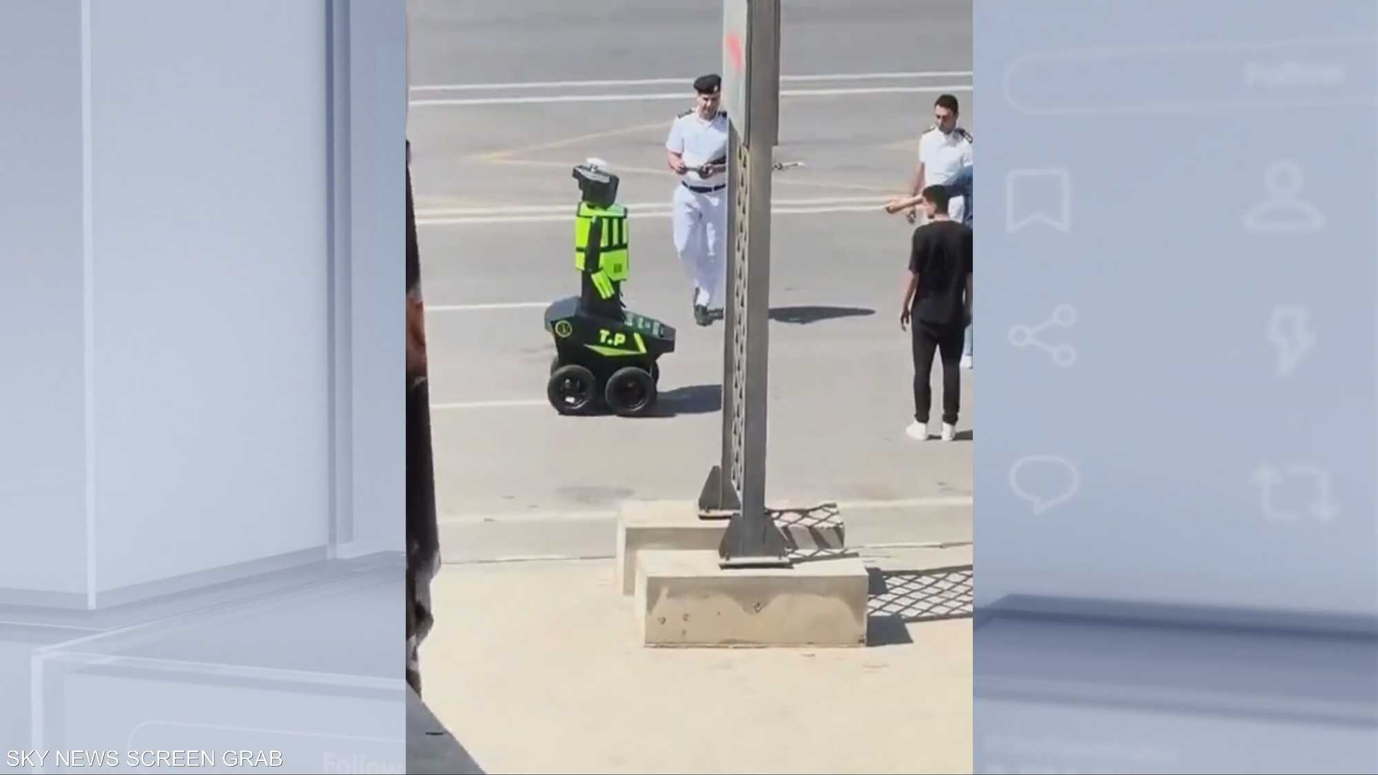 أول روبوت ينظم المرور في شوارع العاصمة الإدارية الجديدة بمصر