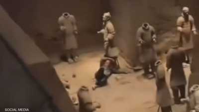 فيديو لـ"كارثة" في موقع أثري صيني.. سائح يتلف تمثالين نادرين