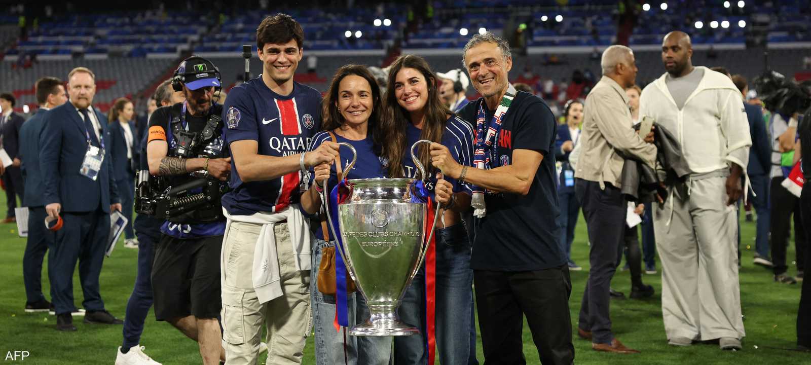 إنريكي رفقة عائلته خلال احتفاله بكأس دوري أبطال أوروبا