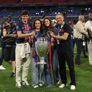 إنريكي رفقة عائلته خلال احتفاله بكأس دوري أبطال أوروبا