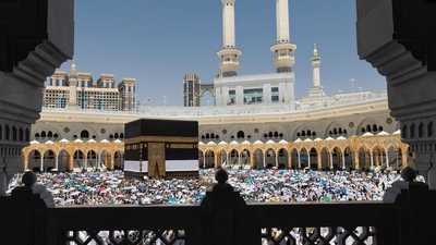 الحجاج يتوافدون إلى المسجد الحرام لأداء "طواف القدوم"