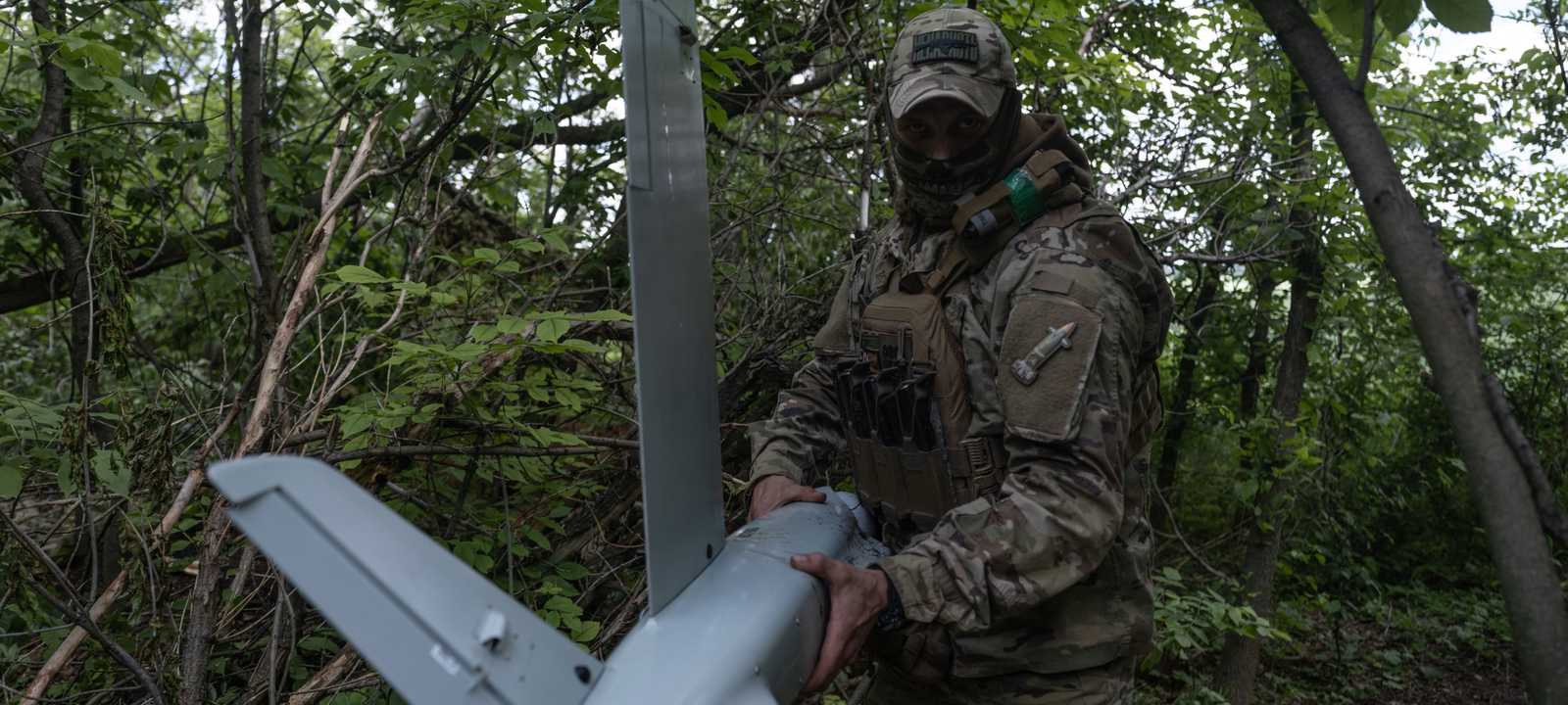 أرشيفية لجندي أوكراني يُجهّز طائرة مسيرة قبل إطلاقها