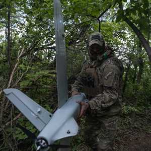 أرشيفية لجندي أوكراني يُجهّز طائرة مسيرة قبل إطلاقها