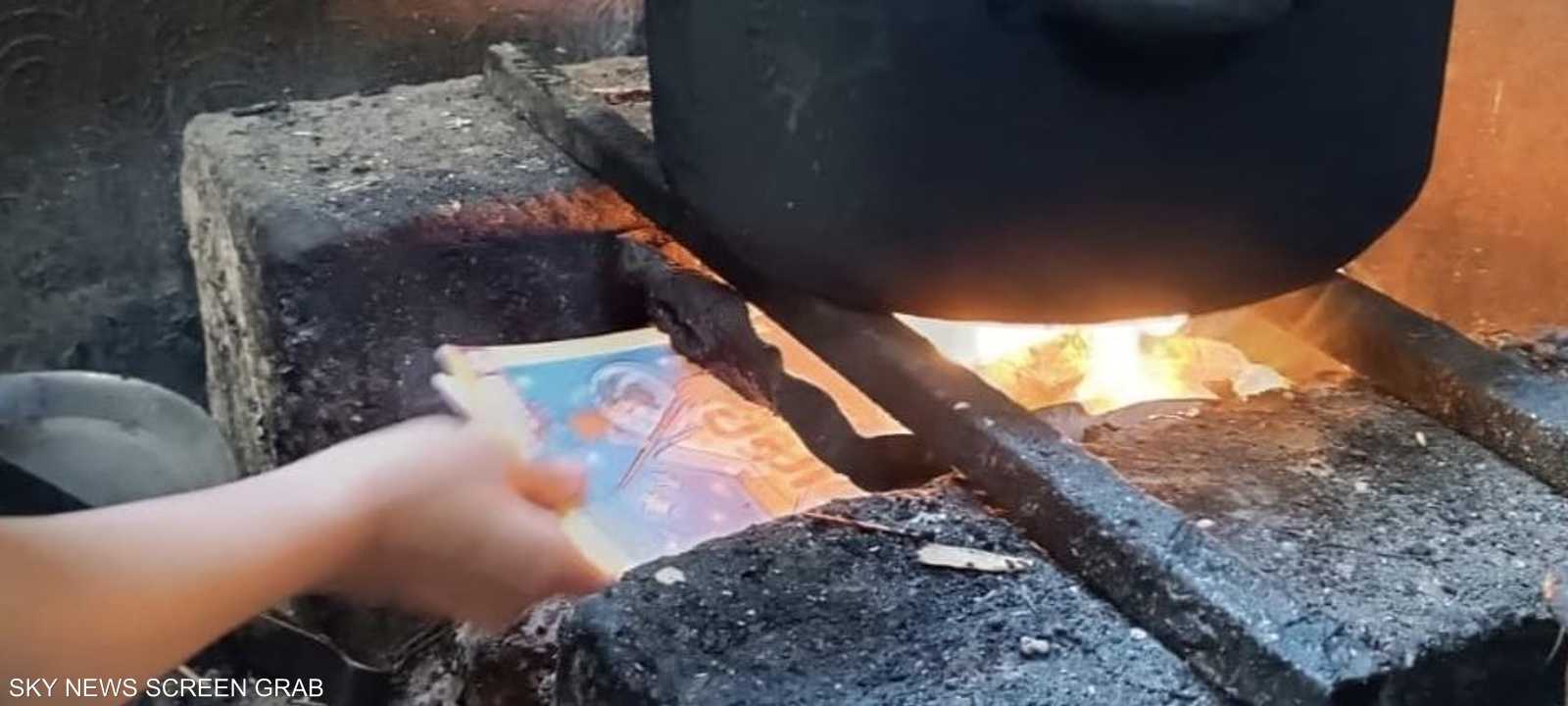 طلاب في غزة يلجؤون لحرق الكتب لاستخدامها في الطهي