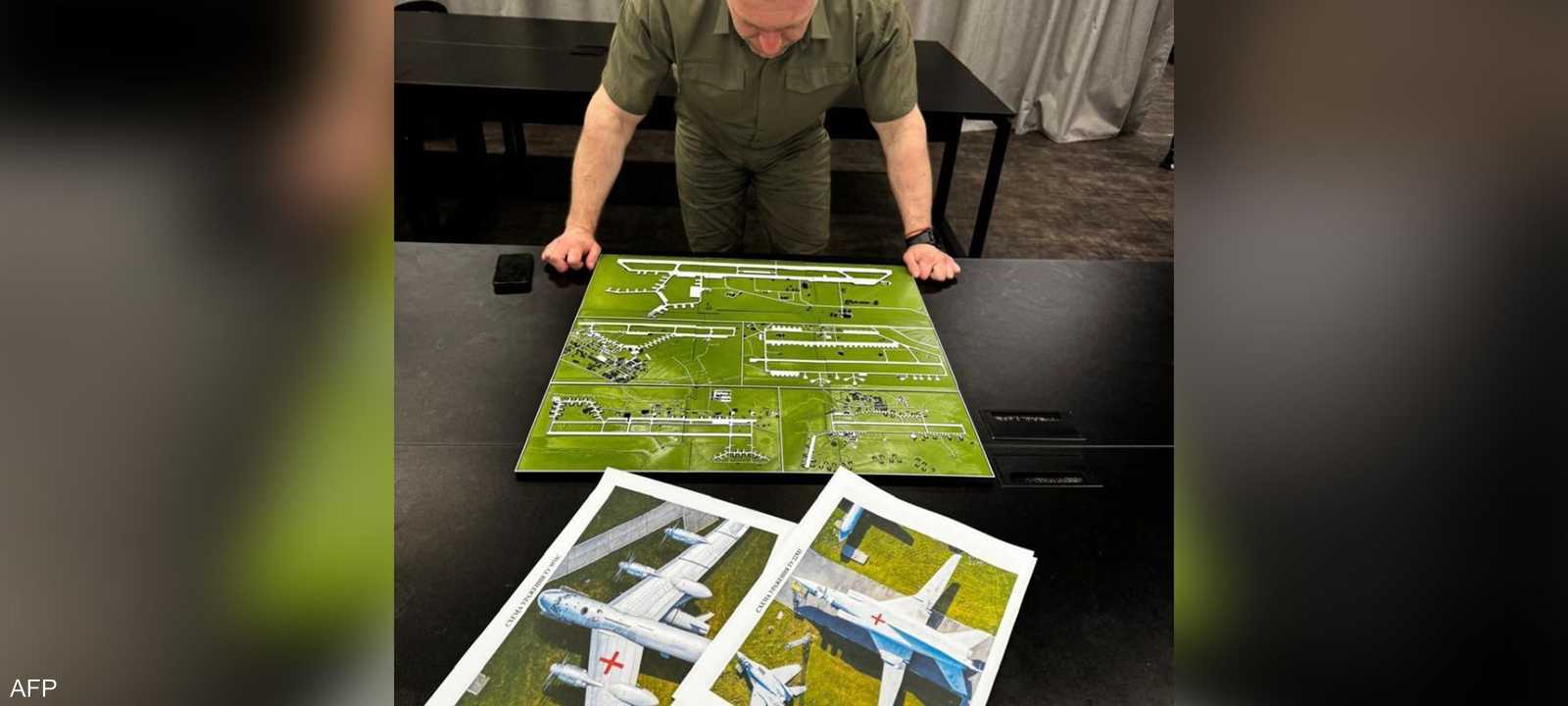 قائد بالمخابرات الأوكرانية يتفحص القاعدة الروسية المستهدفة