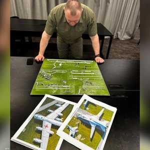 قائد بالمخابرات الأوكرانية يتفحص القاعدة الروسية المستهدفة