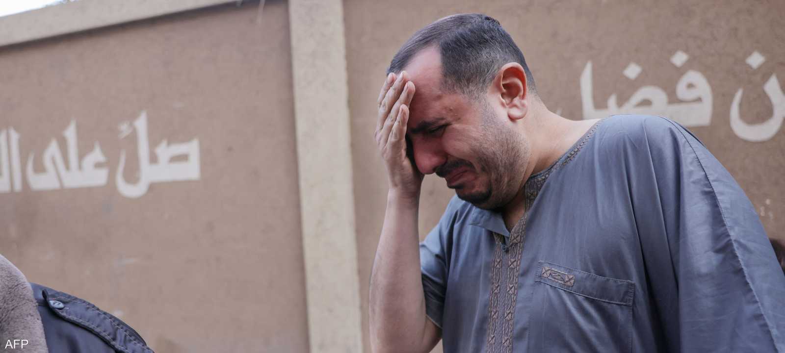 حزن أحد سكان غزة بعد ضربات إسرائيل الدامية في جباليا