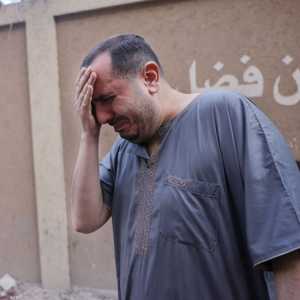 حزن أحد سكان غزة بعد ضربات إسرائيل الدامية في جباليا