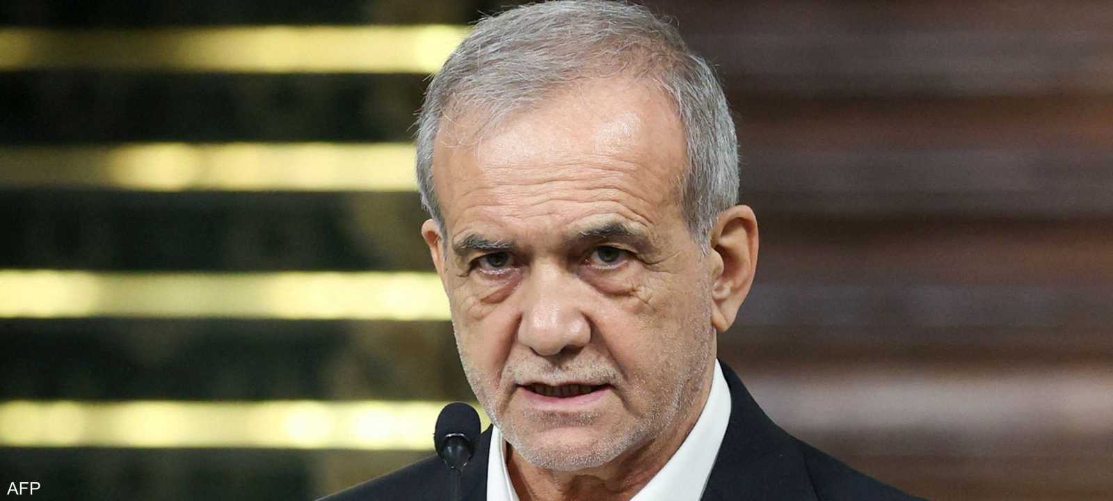 بزشكيان يقر بصعوبة "التواصل" مع مجبتى خامنئي