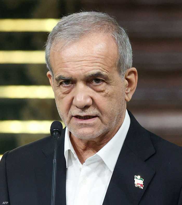 بزشكيان يقر بصعوبة "التواصل" مع مجبتى خامنئي