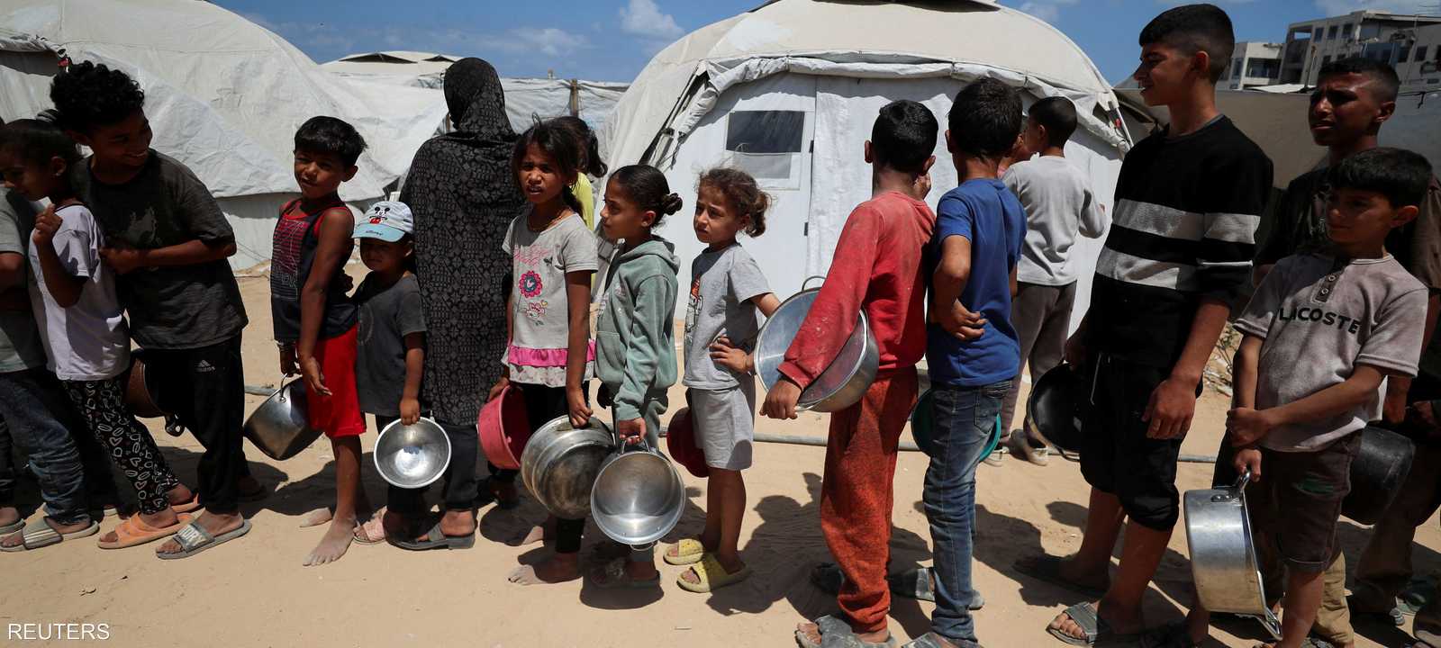 يعاني سكان غزة من نقص حاد في الأغذية.. أرشيفية