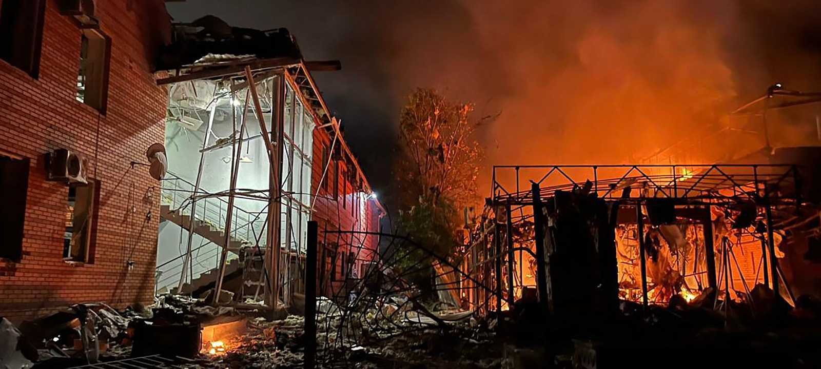 روسيا تقول إنها ضربت مواقع "عسكرية" في أوكرانيا