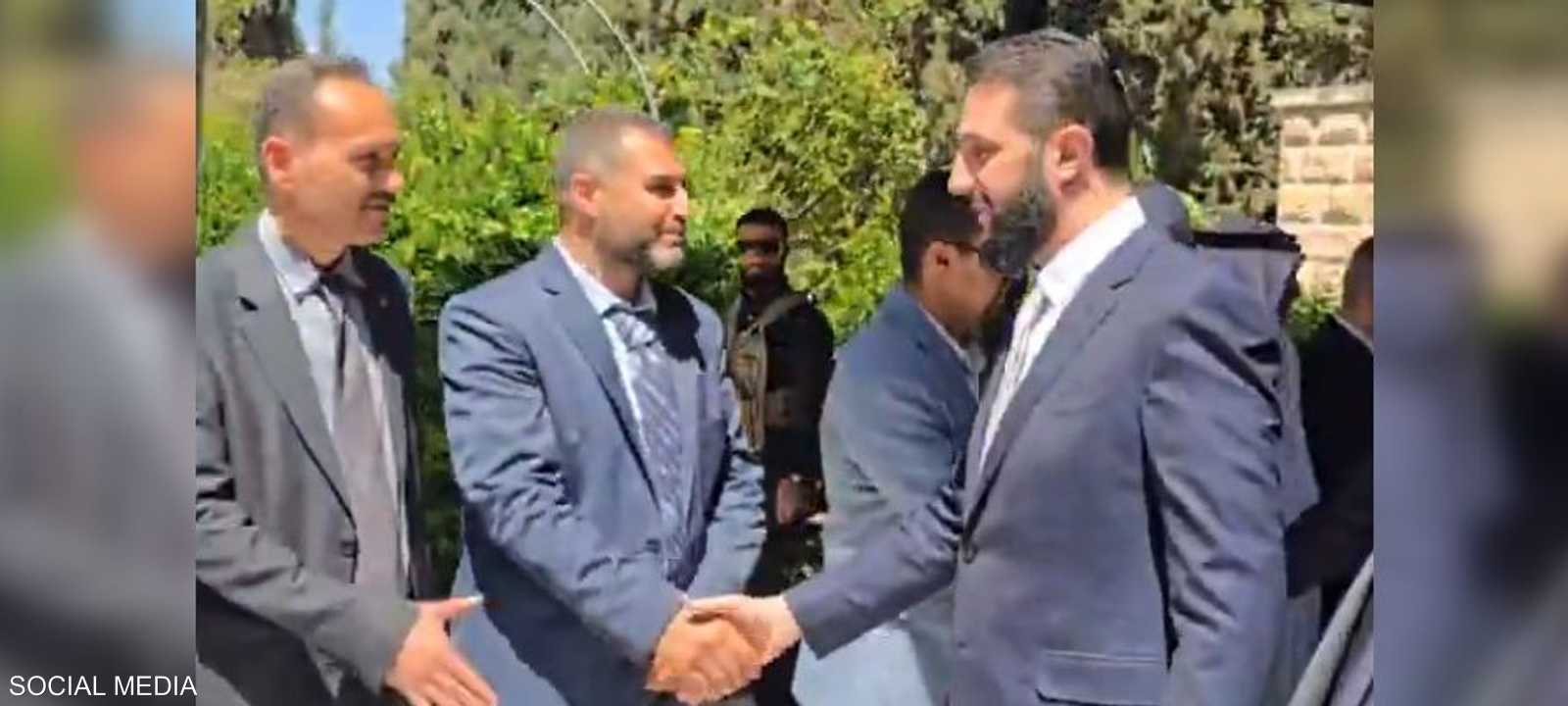 أظهرت اللقطات المتداولة استقبالا شعبيا للشرع في المدينة