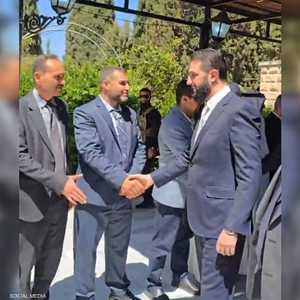 أظهرت اللقطات المتداولة استقبالا شعبيا للشرع في المدينة