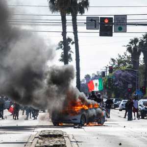 اشتباكات بين قوات إنفاذ القانون والمتظاهرين بلوس أنجلوس