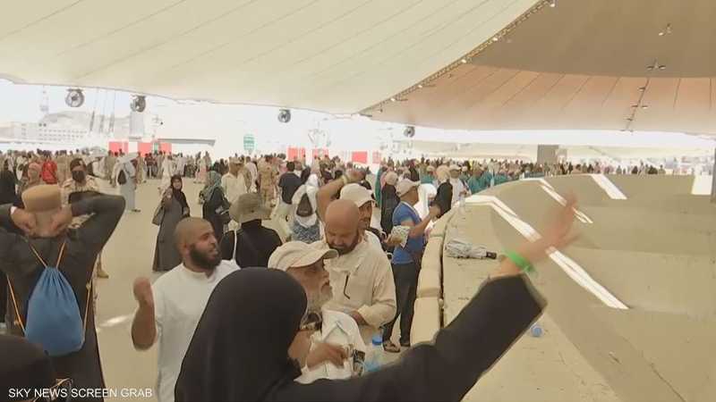 حجاج بيت الله الحرام يواصلون رمي الجمرات بثاني أيام التشريق