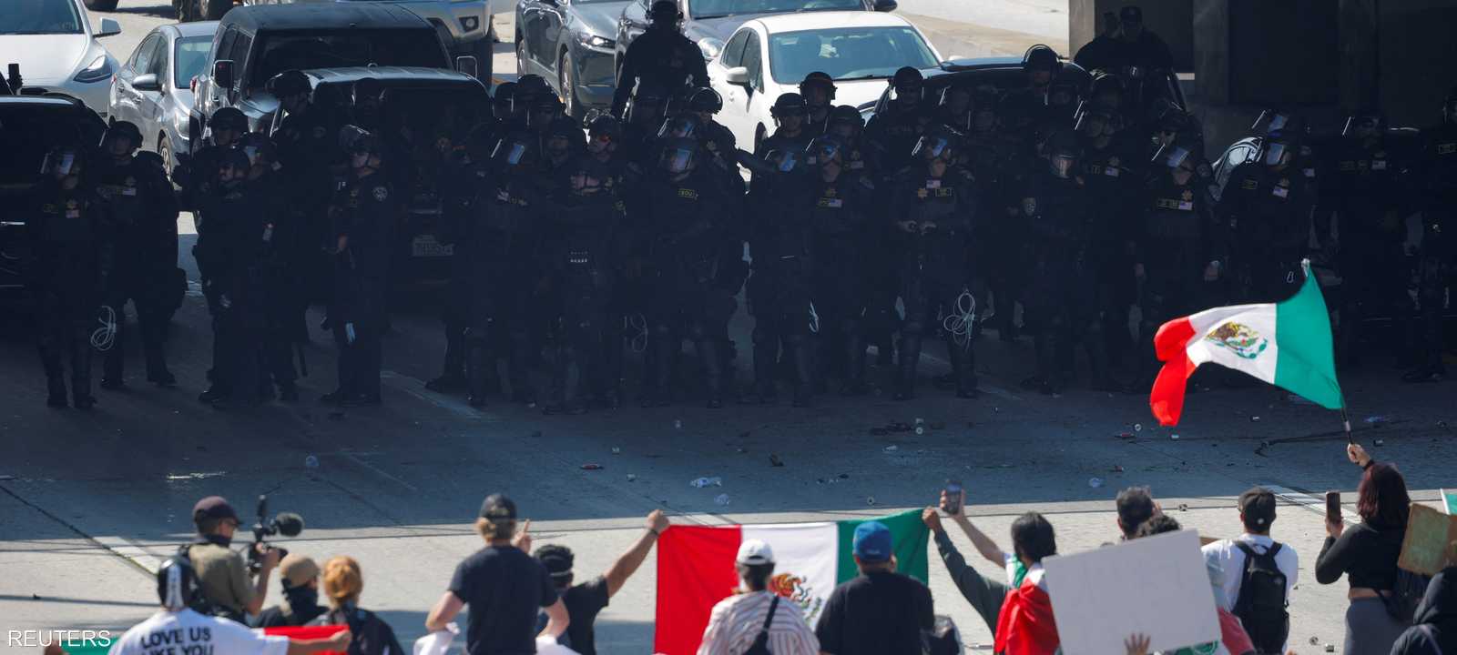 محتجون أمام قوات أمن في لوس أنجلوس