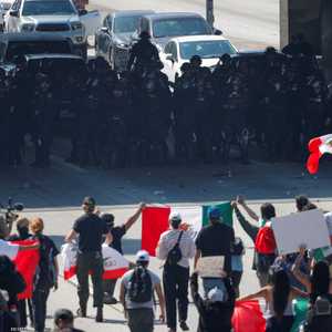 محتجون أمام قوات أمن في لوس أنجلوس