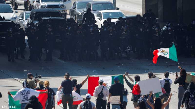 محتجون أمام قوات أمن في لوس أنجلوس
