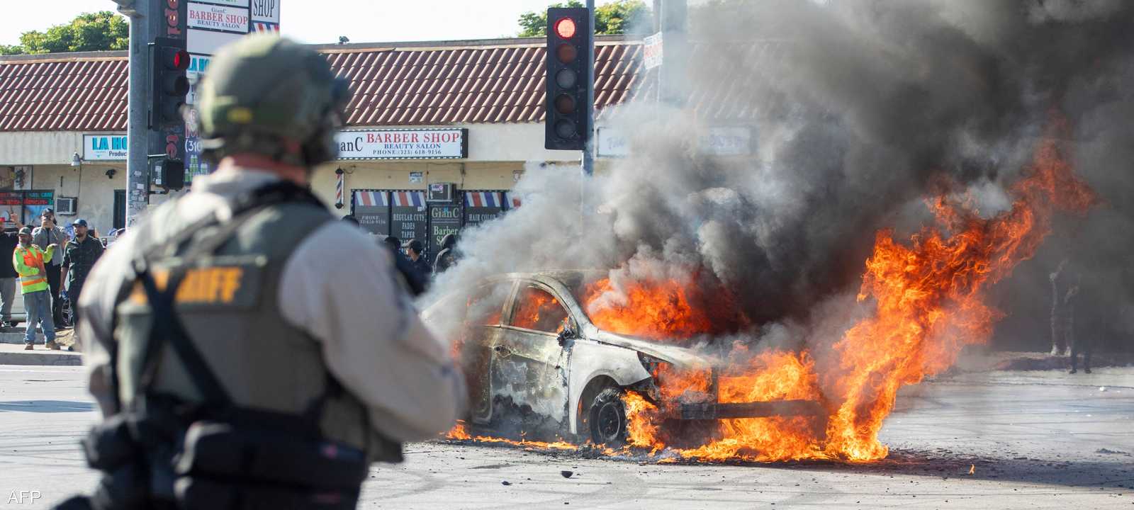 ترافقت الاحتجاجات بإحراق سيارات