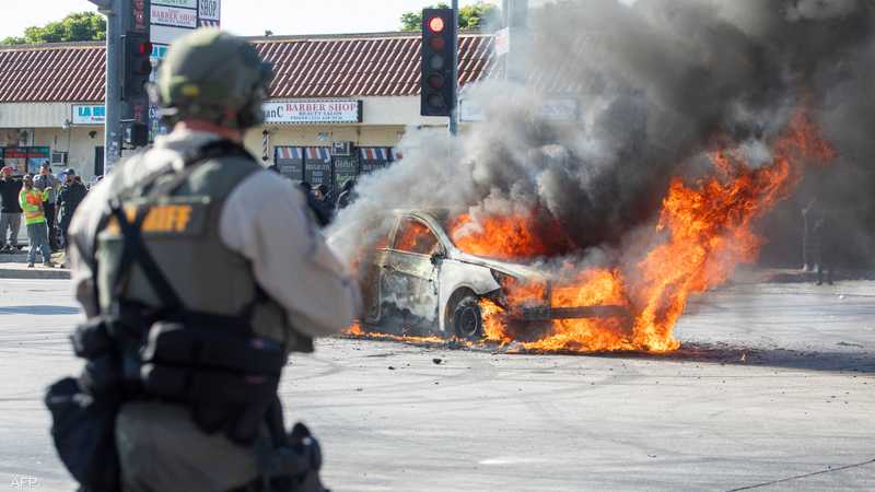 ترافقت الاحتجاجات بإحراق سيارات