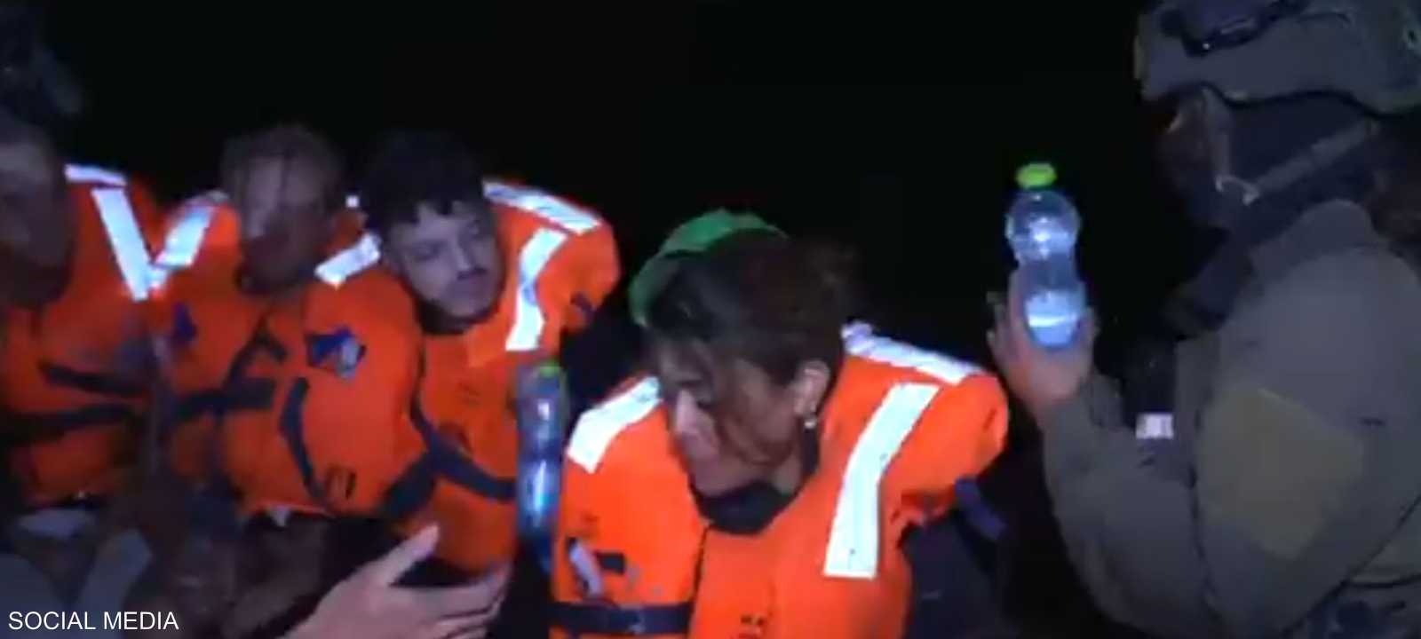 تقديم الطعام للناشطين على السفينة "مادلين"