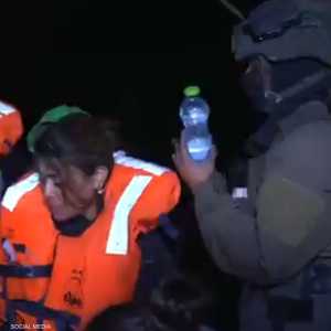 تقديم الطعام للناشطين على السفينة "مادلين"