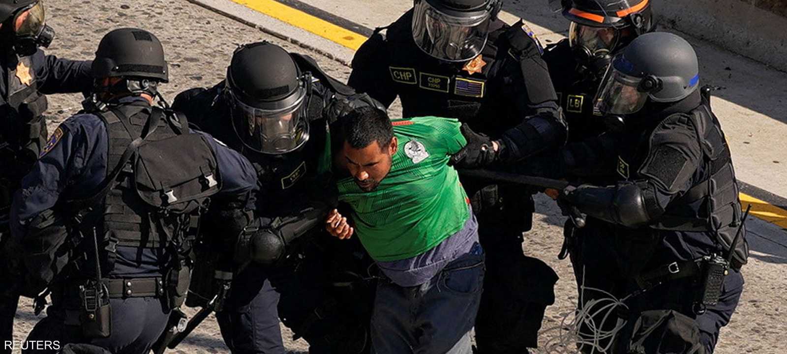 قوات أمن تعتقل متظاهرا في لوس أنجلوس