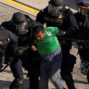 قوات أمن تعتقل متظاهرا في لوس أنجلوس