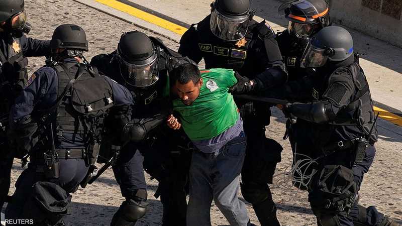 قوات أمن تعتقل متظاهرا في لوس أنجلوس
