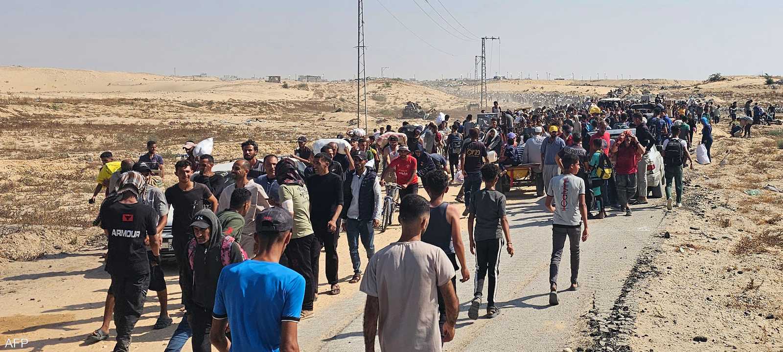 نازحون فلسطينيون متوجهون لاستلام مساعدات إنسانية