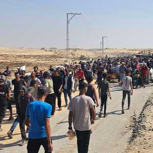 نازحون فلسطينيون متوجهون لاستلام مساعدات إنسانية
