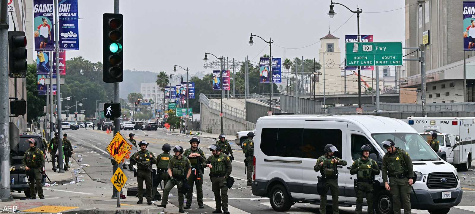 ضباط إنفاذ القانون بالقرب من حاجز طريق عقب احتجاجات عنيفة