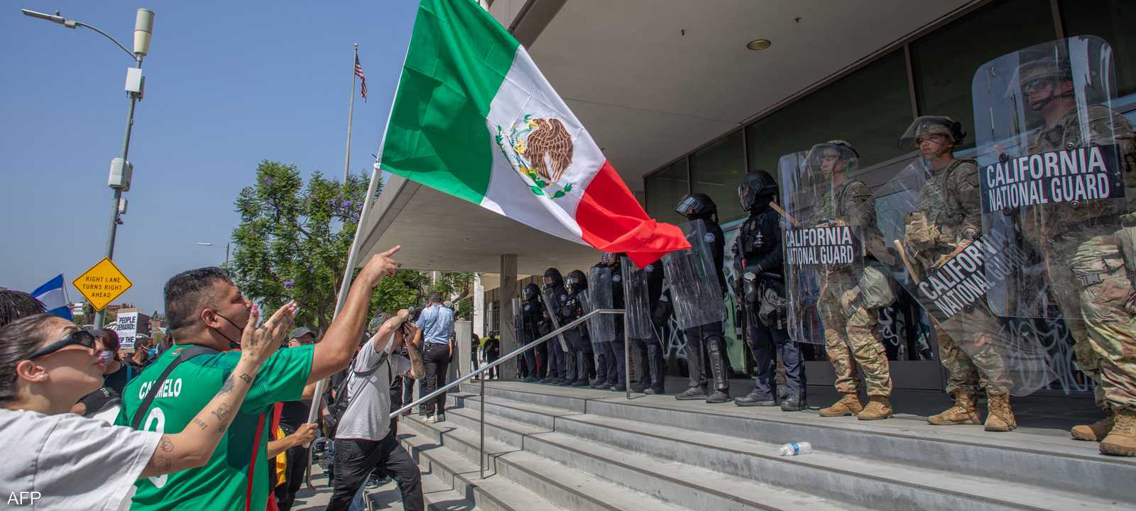 محتجون أمام قوات من الحرس الوطني في لوس أنجلوس