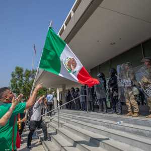 محتجون أمام قوات من الحرس الوطني في لوس أنجلوس