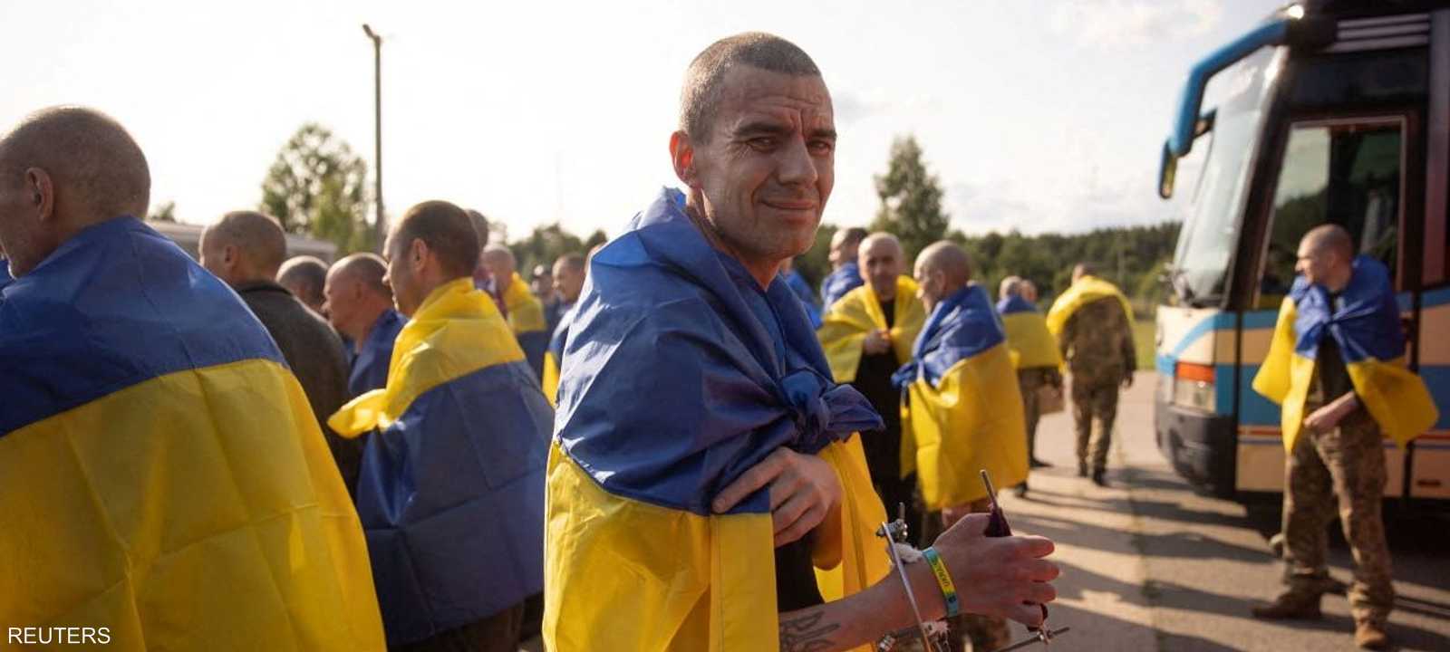 أسرى حرب أوكرانيون يظهرون بعد عملية تبادل في مكان غير معروف