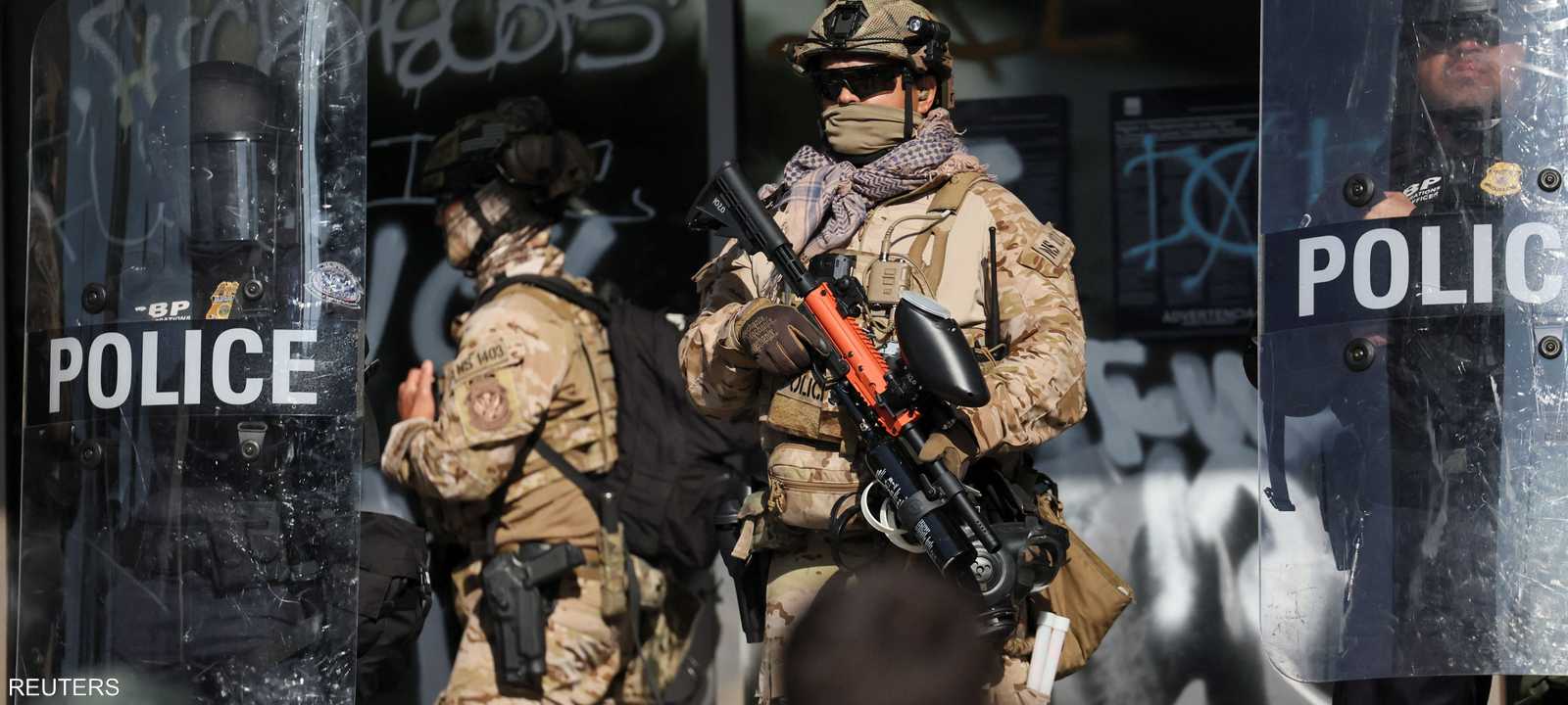 عناصر من قوات إنفاذ القانون تنتشر في لوس أنجلوس بكاليفورنيا