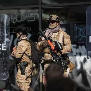 عناصر من قوات إنفاذ القانون تنتشر في لوس أنجلوس بكاليفورنيا